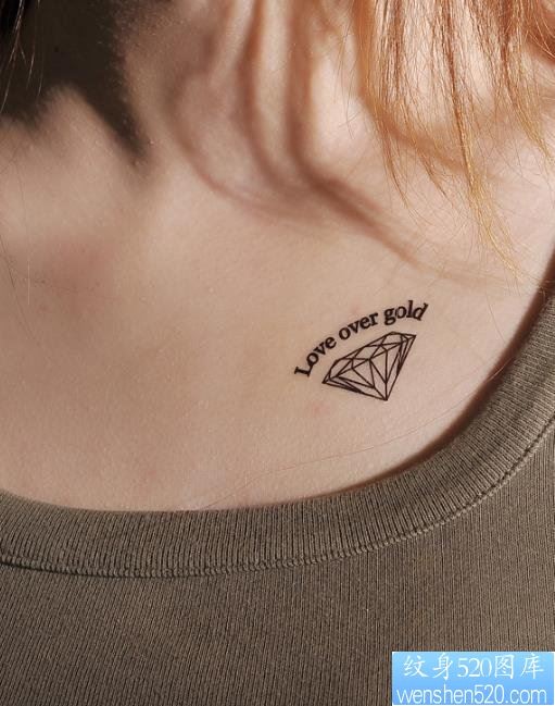 点击大图看下一张:锁骨钻石字母纹身图片由纹身520图库推荐