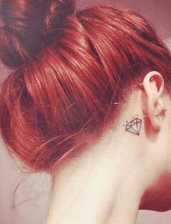 女孩子耳朵后面漂亮的小清新纹身