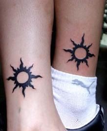 点击大图看下一张：小腿情侣图腾太阳纹身图片