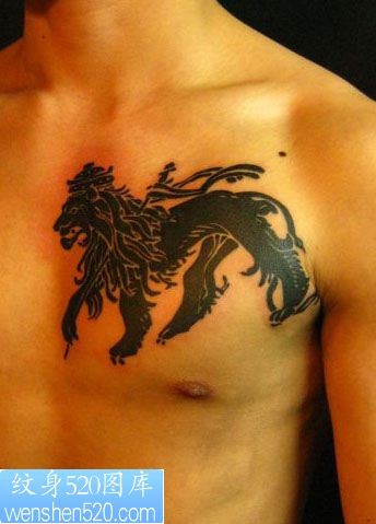 点击大图看下一张：男子胸前狮子图腾纹身