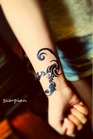点击大图看下一张：手腕蝎子图腾纹身