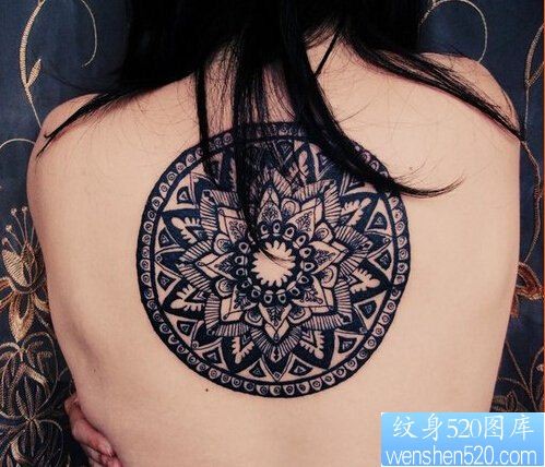 点击大图看下一张：一款女性背部梵花纹身图案