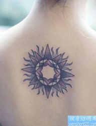 女性背部点刺太阳图腾纹身图案