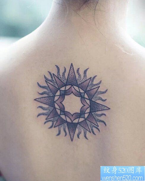 点击大图看下一张：女性背部点刺太阳图腾纹身图案