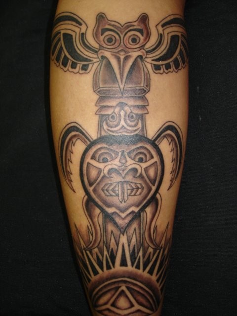 点击大图看下一张：大臂上大气的玛雅图腾纹身图案图2