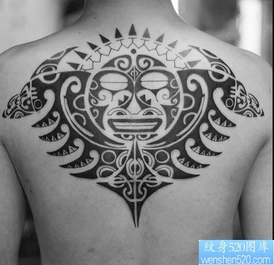 点击大图看下一张：一款背部玛雅图腾纹身图案