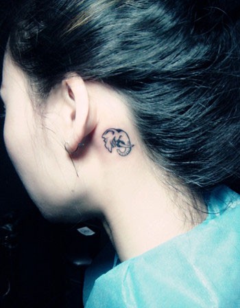 点击大图看下一张：女生耳朵后面小巧的小象图腾纹身