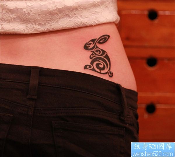 点击大图看下一张：女性侧腰兔子纹身图案