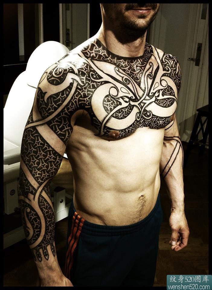 点击大图看下一张：一款男士胸部和手臂上的超酷纹身图腾