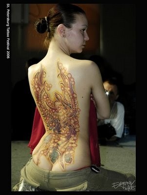 点击大图看下一张：女性后背富有个性的纹身图案