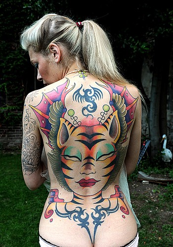 点击大图看下一张：女性后背富有个性的纹身图案图3