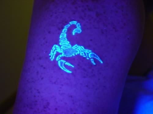 点击大图看下一张：荧光纹身能让你成为夜晚的闪光点图4