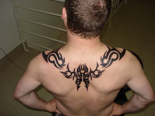 点击大图看下一张：男人背部简单时尚的图腾纹身图2