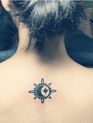 女孩子背部漂亮简单的太阳图腾纹身