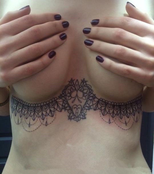 点击大图看下一张:美女胸部一道亮丽的“风景”图4