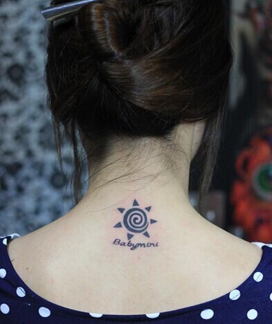 点击大图看下一张：女孩子背部漂亮简单的太阳图腾纹身图3
