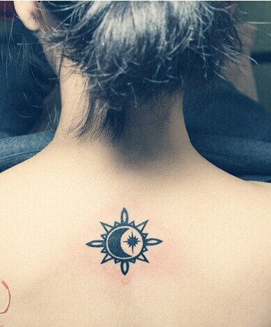 点击大图看下一张：女孩子背部漂亮简单的太阳图腾纹身图2