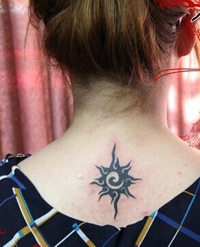 点击大图看下一张：女孩子背部漂亮简单的太阳图腾纹身图5