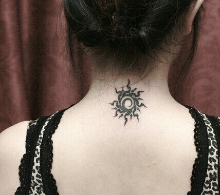 点击大图看下一张：女孩子背部漂亮简单的太阳图腾纹身图4