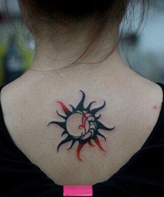 点击大图看下一张：女孩子背部漂亮简单的太阳图腾纹身图6