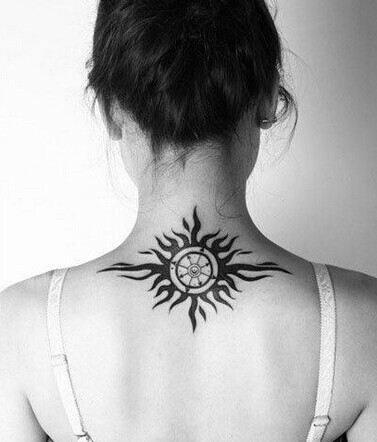 点击大图看下一张：女孩子背部漂亮简单的太阳图腾纹身图7