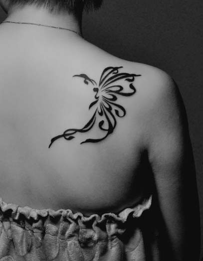 点击大图看下一张：漂亮唯美的肩部蝴蝶纹身