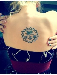 女生背部漂亮好看的太阳纹身