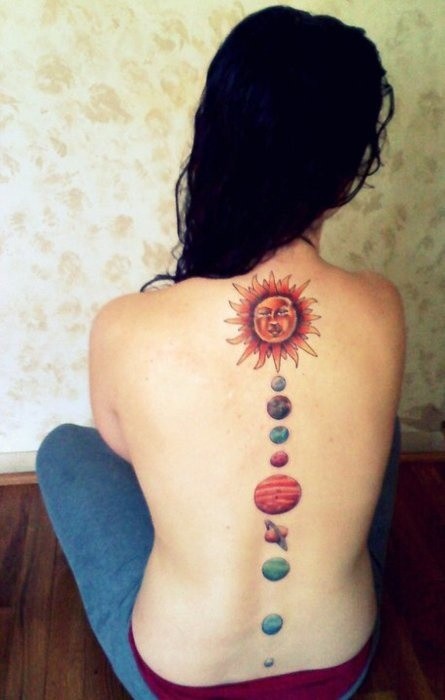 点击大图看下一张：女生背部漂亮好看的太阳纹身