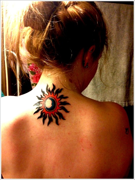 点击大图看下一张：女生背部漂亮好看的太阳纹身图2