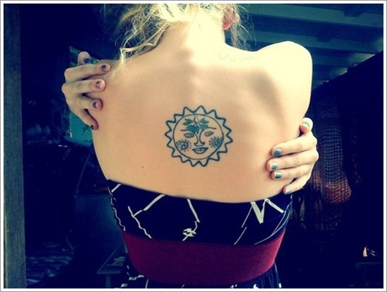 点击大图看下一张：女生背部漂亮好看的太阳纹身图3