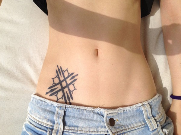 点击大图看下一张:腰部非常时尚的图腾纹身图7