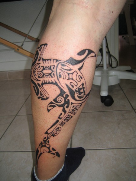 点击大图看下一张：小腿部一款鲸鱼图腾纹身