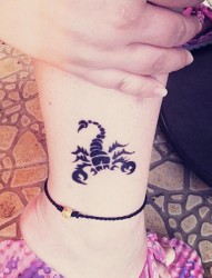 脚踝甜美的蝎子图腾纹身