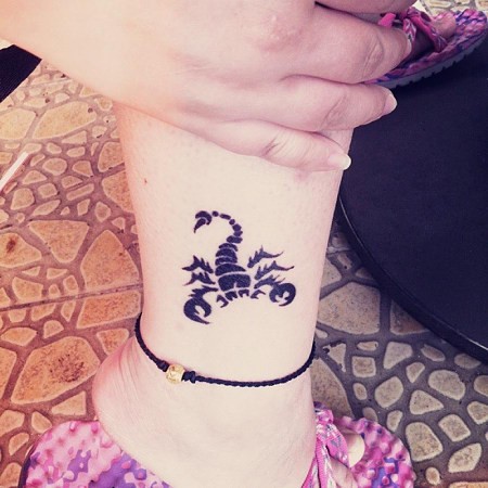 点击大图看下一张：脚踝甜美的蝎子图腾纹身