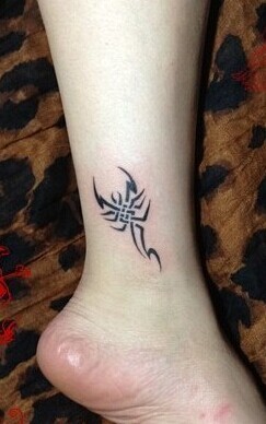 点击大图看下一张：脚踝甜美的蝎子图腾纹身图3