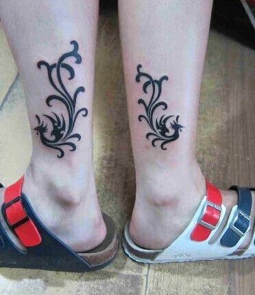 点击大图看下一张：情侣脚踝简单的图腾刺青