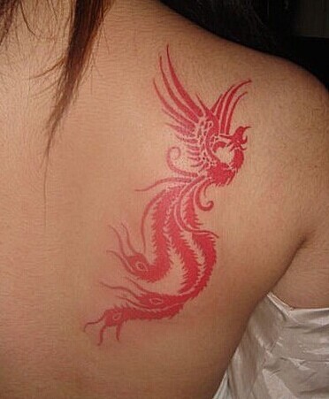 点击大图看下一张：女生肩部时尚的凤凰图腾纹身