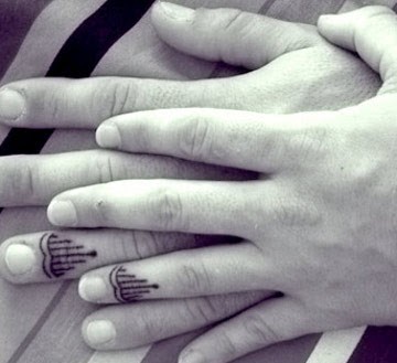 点击大图看下一张：情侣手指特别好看的图腾纹身