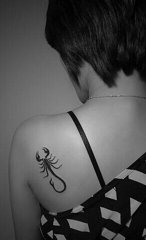 点击大图看下一张：女生肩部小巧时尚的蝎子图腾图3