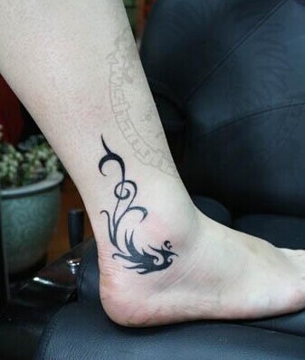 点击大图看下一张：脚踝简单好看的凤凰图腾纹身