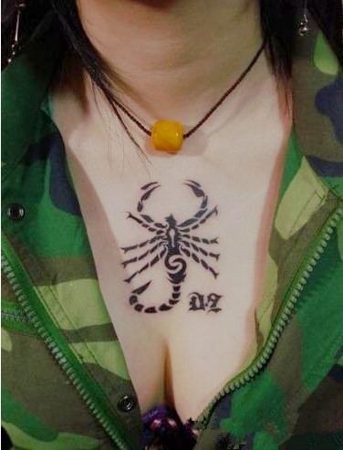 点击大图看下一张：女性胸部时尚的蝎子图腾纹身图2