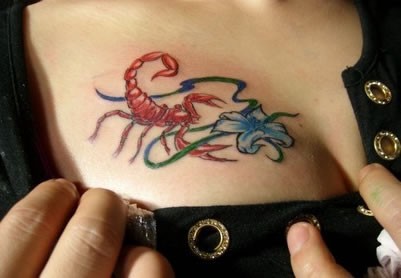 点击大图看下一张：女性胸部时尚的蝎子图腾纹身图3
