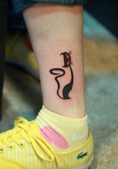 点击大图看下一张:清新简约的脚踝图腾纹身图6
