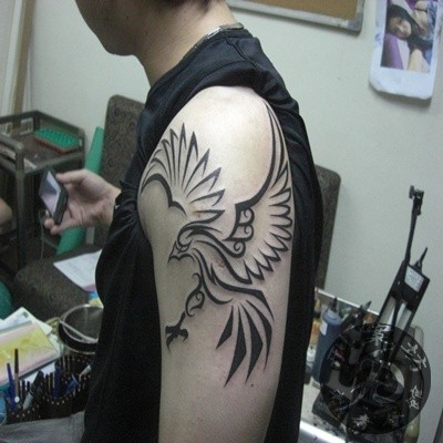 点击大图看下一张：时尚简单的凤凰图腾刺青图3