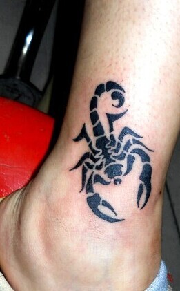 点击大图看下一张：简单时尚好看的蝎子图腾纹身图4