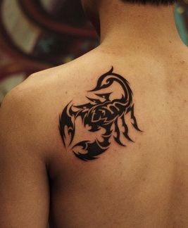 点击大图看下一张：肩部帅气的蝎子图腾纹身