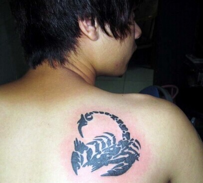 点击大图看下一张：肩部帅气的蝎子图腾纹身图3