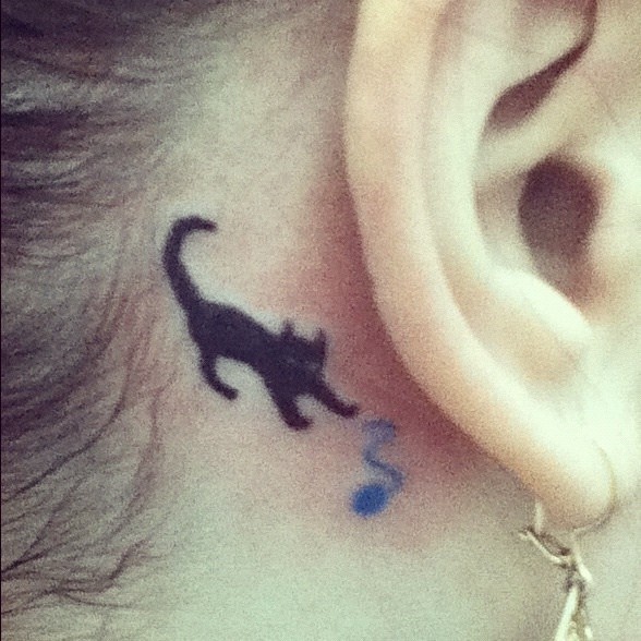 点击大图看下一张：耳朵后面小巧可爱的猫纹身图3
