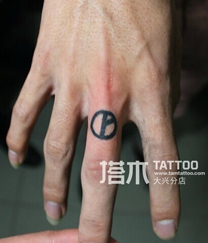 点击大图看下一张：手指权志龙专辑logo纹身