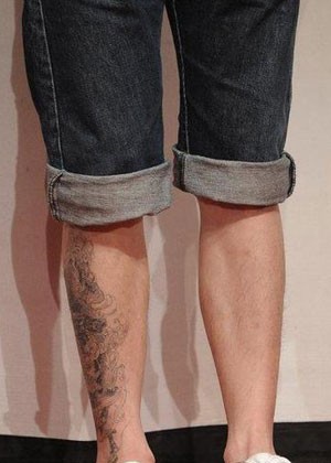 点击大图看下一张：文章腿部时尚的图腾刺青